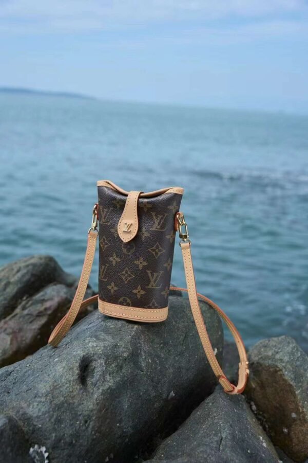 LOUIS VUITTON FOLD ME Bag M80874