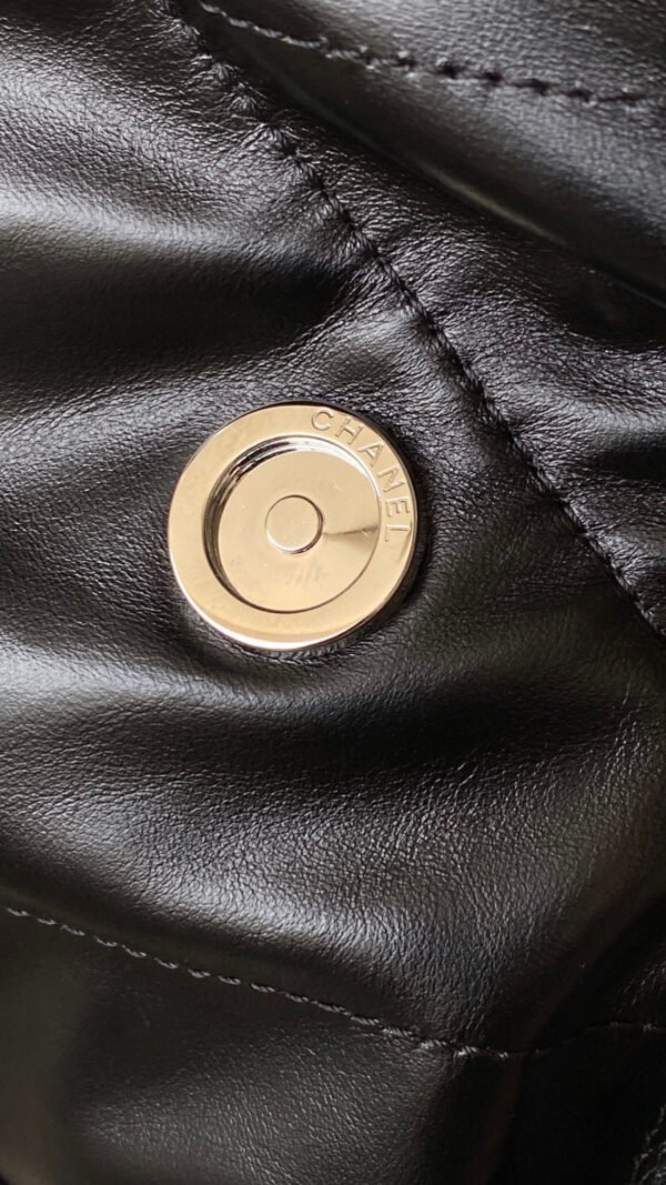 CHANEL 22 BAG