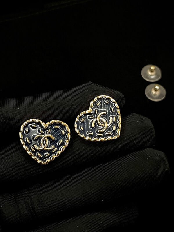 CHANEL 24P Heart Stud Earrings