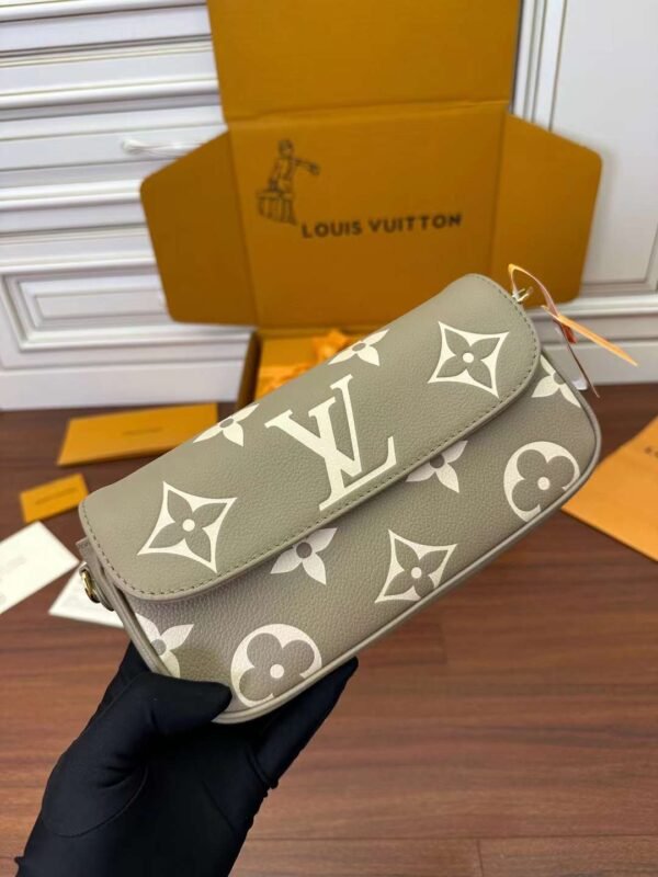 LV M82211 Wallet on Chain Ivy