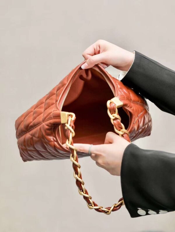 CHANEL 24A hobo Underarm tramp bag